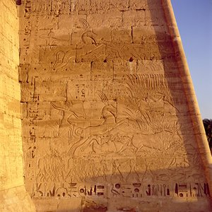 Ramesses III (ca. 1184-1153 v.Chr.) die wilde stieren jaagt van de Eerste Pylon van de Tempel van Ramesses III, reliëf, Nieuwe Rijk